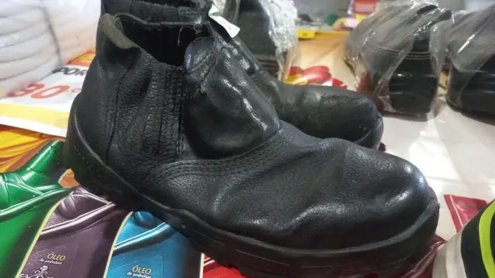 Botas unissex semi novas 