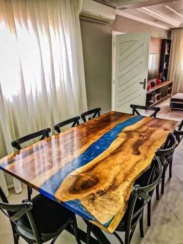 Mesa em madeira maciça com resina epóxi