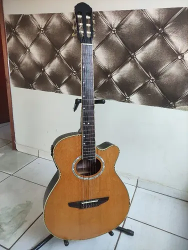 Manutenção e conserto em violões 