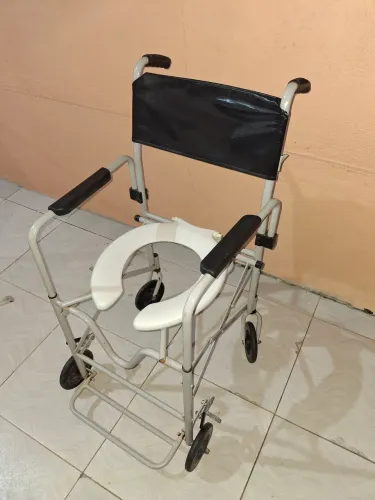 Cadeira de Banho com Rodas