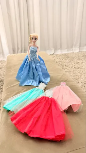 Boneca com vestido de festa 
