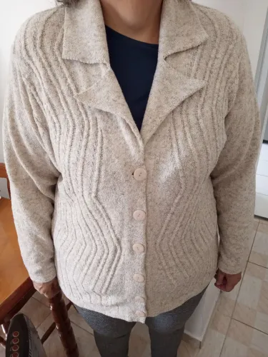 Casaco feminino bege com botões