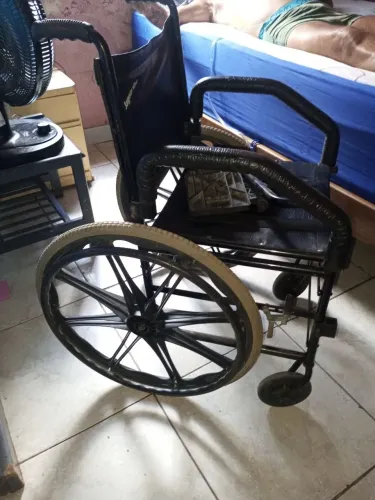 Cadeira de rodas confortável como para desmonta toda fácil de levar para qualquer lugar