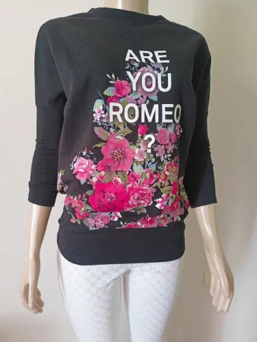 Blusa de Moletom Preta franelada com estampa de flores e aplicação com strass