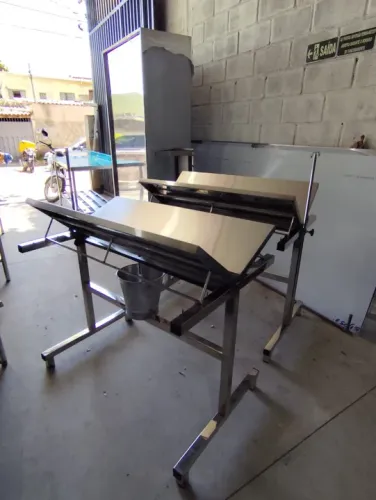 Mesa Veterinária com Calha, Balde e Suporte de Soro - Aço Inox Profissional