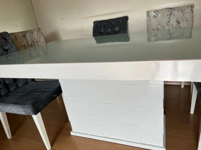 Mesa de jantar em laca branca com tampo de vidro, medindo 1,80m x 1,00m