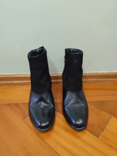 Botas Femininas de Couro Preto