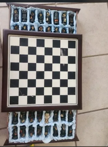 BAIXOU!! Jogo de xadrez em resina- Esqueleto