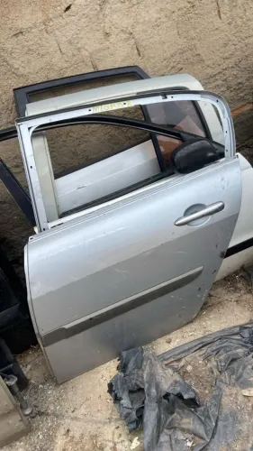 Porta trazeira esquerda megane