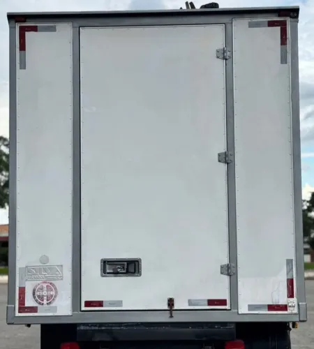 Baú fibra para caminhão 3/4 6.20 x2.20 completo ?