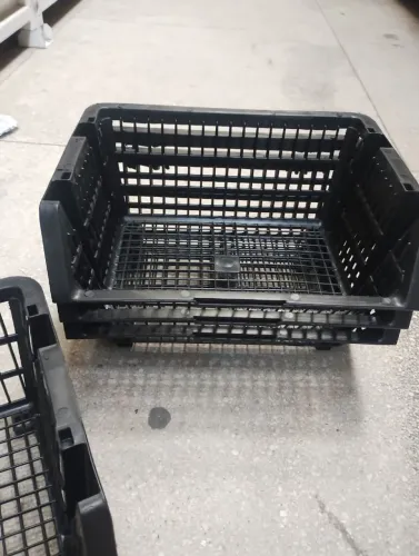 Cesto Plástico Preto Empilhável - Alta Resistência