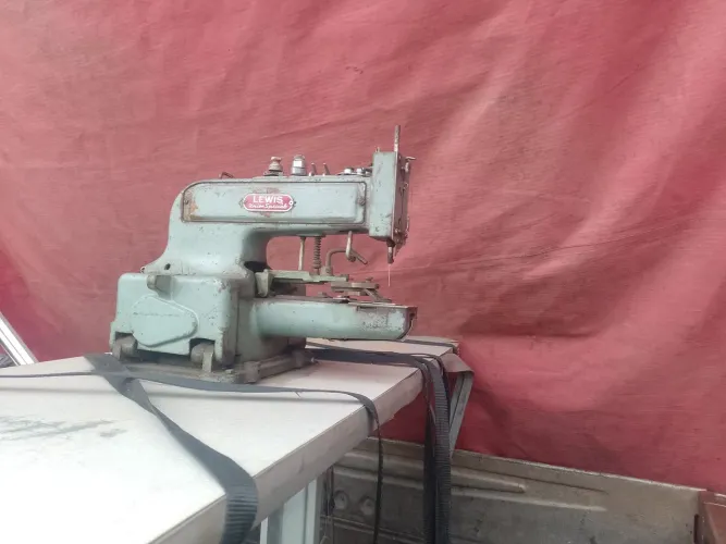 Máquina de costura botoneira lewis