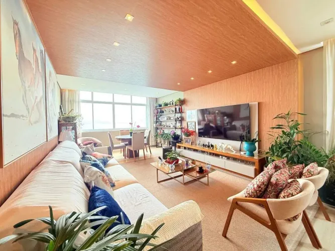 Apartamento dos Sonhos  Reformado e Frente Total para o Mar!