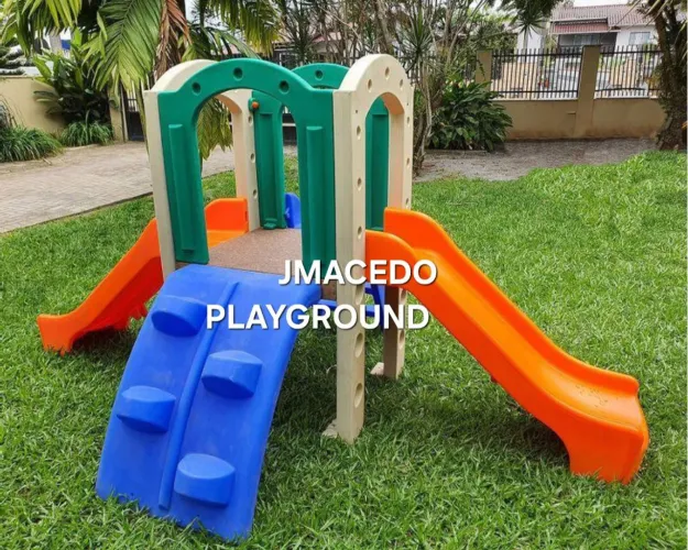 Playset infantil com escorregador e escalada