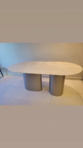 Mesa de jantar moderna com tampo no mármore bege bahia.