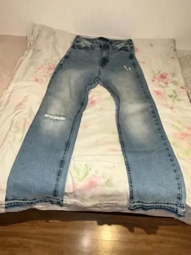Calça Jeans Azul Claro com Detalhes Desfiados
