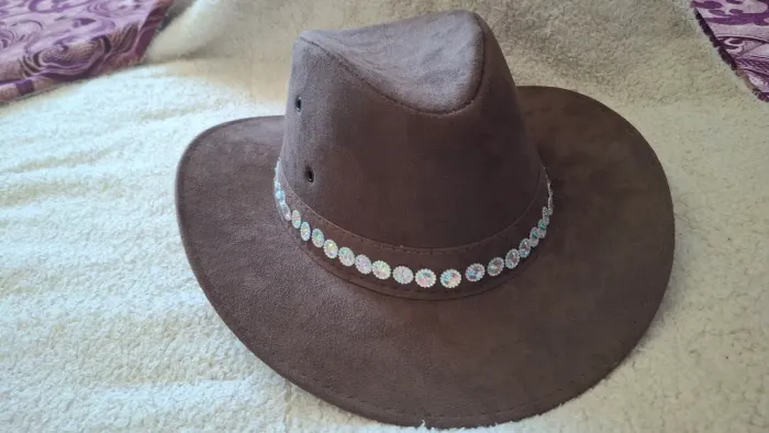 Chapéu Country Marrom com Detalhes em Pedrarias