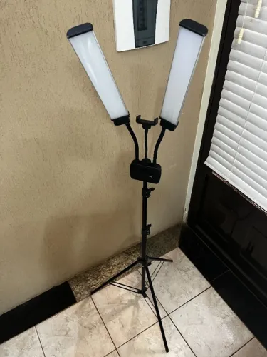 Iluminação Double Arms LED - Controle de Intensidade & Temperatura + Suporte Celular