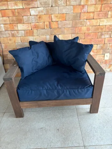 Poltrona de madeira com almofadas azul