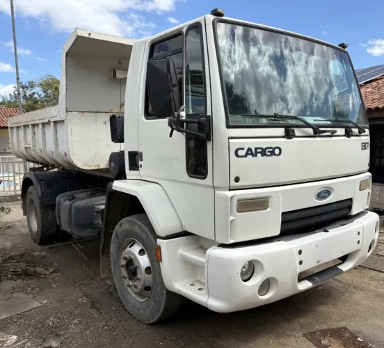 Ford Cargo 1317 ano 2011, 4x2, Toco, com caçamba de 5 ?, em SP