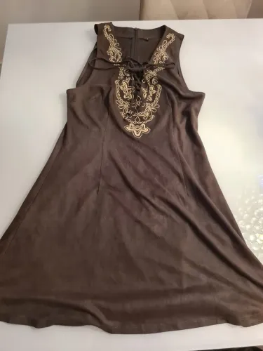 Vestido inteiramente em Camurça estilo Godê com bordados, amarração, estilo BohoChic