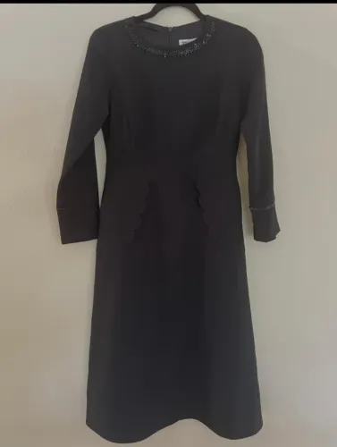 Vestido Preto Marca Margot'sLine c detalhes e bolsos laterais Tamanho P
