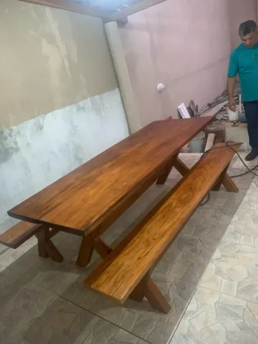 Mesa toda em jatobá ?