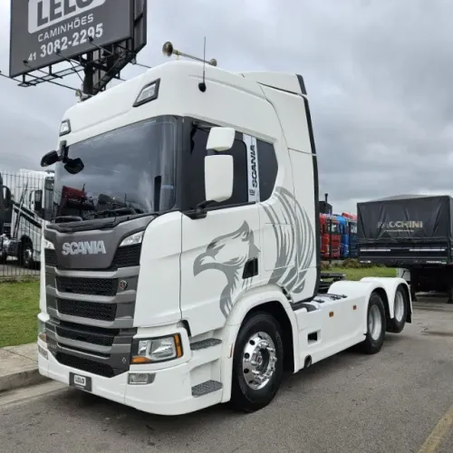 Scania R450 6x2 Highline Ano 2023 Euro 5 Farol de teto e grade Geladeira Painel TFT 