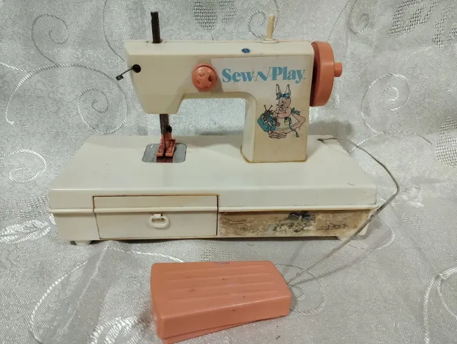 Máquina de Costura Infantil Sew'N Play - Antiga Vintage