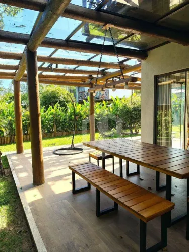 Casa à Venda no Condomínio Alto da Enseada em Praia do Forte  3 Quartos e Lazer Completo