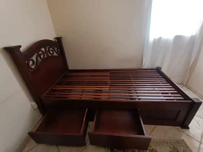 Cama colonial com duas gavetas 