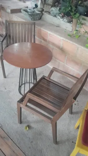 Mesa com duas cadeiras
