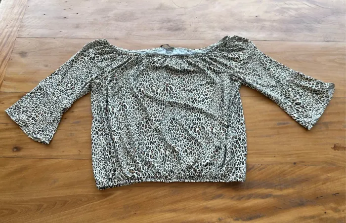 blusa oncinha animal print ombro a ombro 