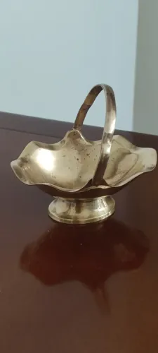 Cesta de bronze indiano.