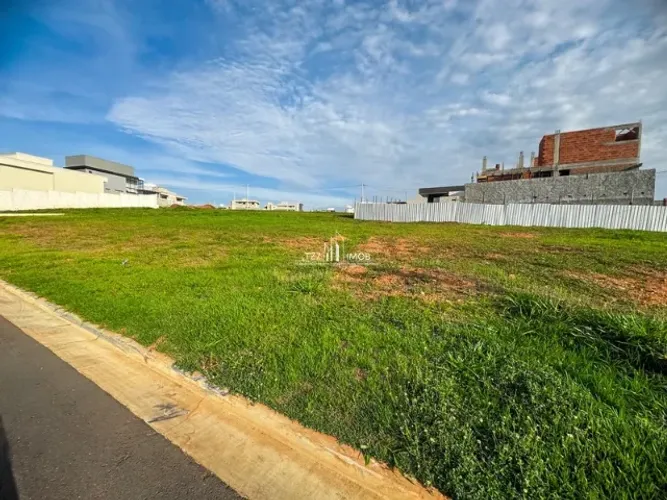 Condomínio Jardins Parma - Lote plano, frente a mata, com 285,07 m² -