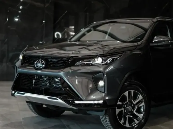 Toyota Hilux SW4 SRX Plat. 4X4 2.8 TB Die. Aut. 2025