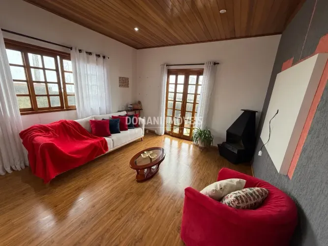 CASA COM 01 SUÍTE, JARDIM E VISTA PARA A CIDADE NA REGIÃO DA VILA NOVA SUÍÇA - CAMPOS DO J