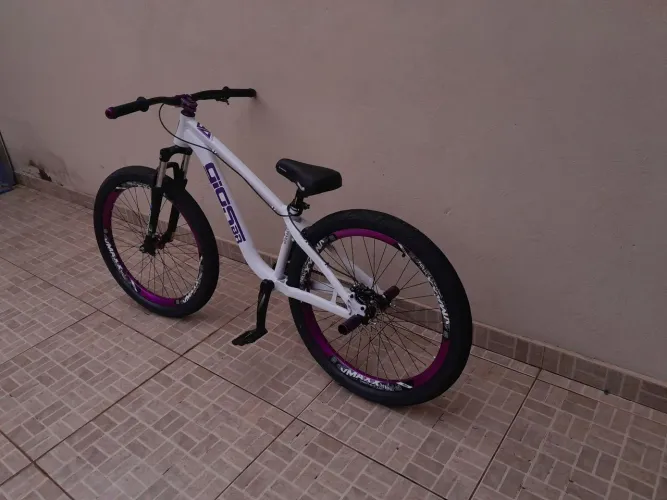 Bicicleta Gios 4Freaks aro26 branca e roxa com freio hidráulico shimano