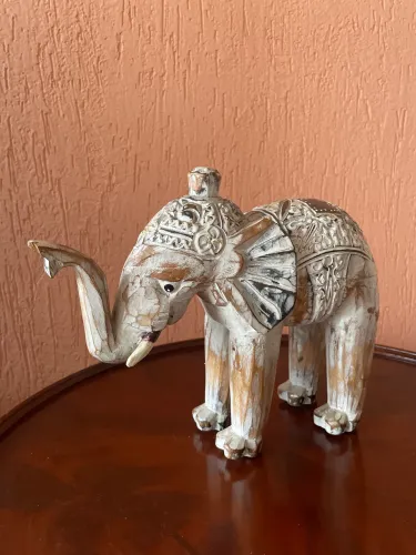 Elefante decorativo em madeira