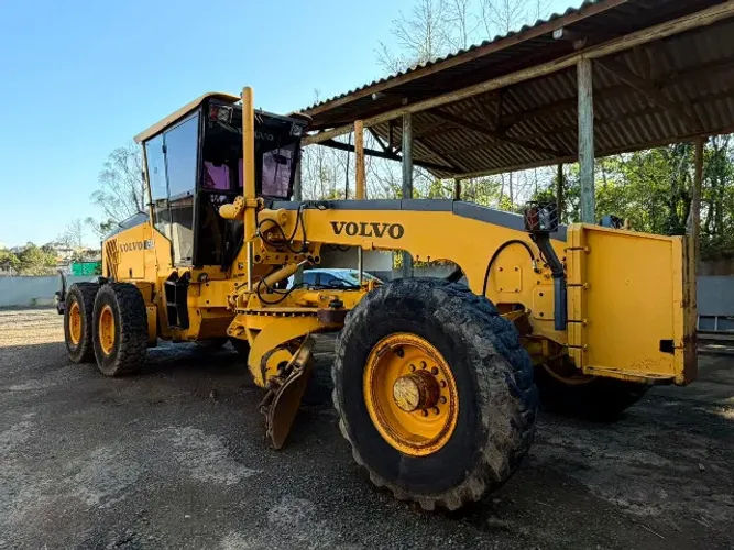 Motoniveladora Volvo G930 ano 2013 com 9.500 horas