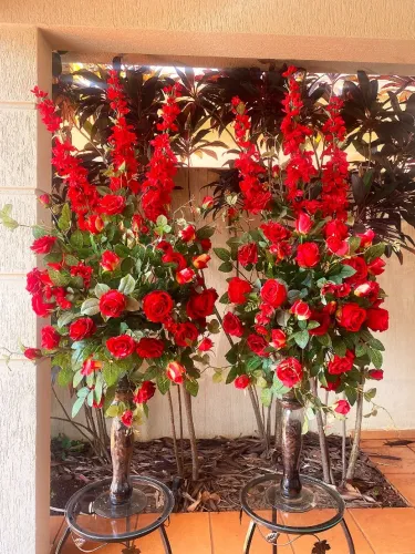 Par de Arranjos de Rosas Vermelhas Artificiais em Vasos de Vidro