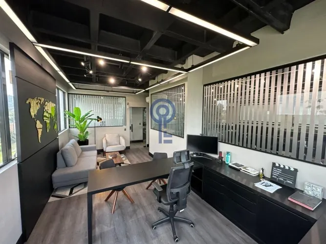 Sala com 244m² privativos e 6 vagas de garagens no Saco Grande