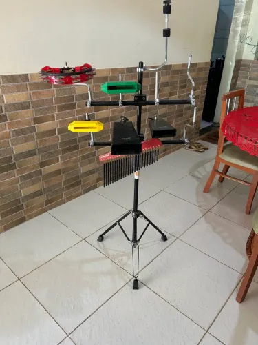 Rack torelli tep42 com os instrumentos percussivos 
