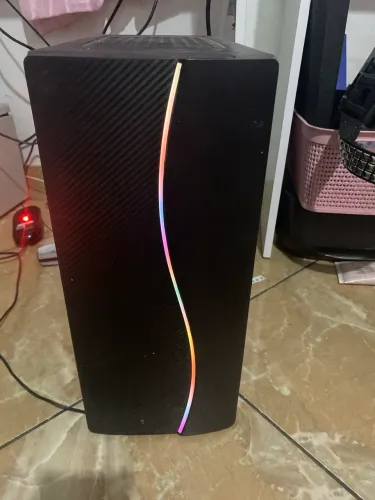 Computador gamer com monitor, teclado e mouse