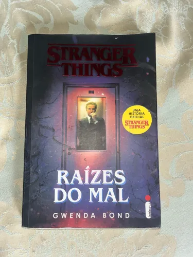 Livro Stranger Things edição Raízes do Mal