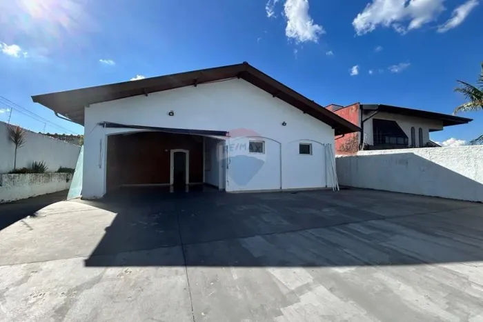 RE/MAX Aluga casa no Parque São Quirino, com 6 quartos, 384 m2 a.c., por R$ 12.000 - Campi