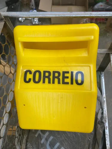 Caixa de correio plástica amarela