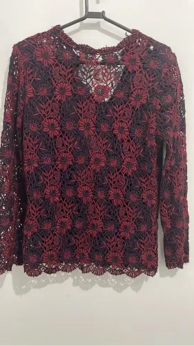 Blusa renda escura pesada M