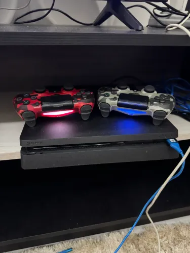PLAY STATION 4