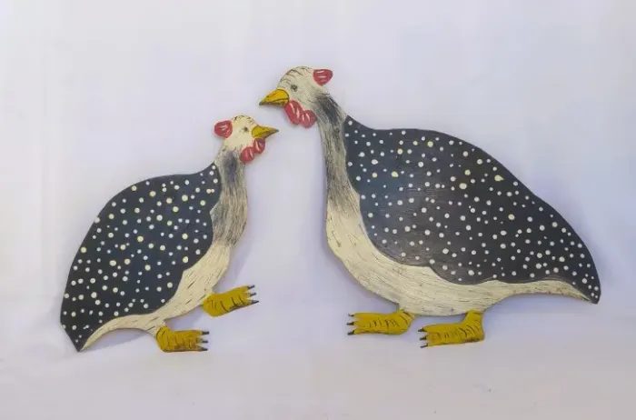 Par antigas placas parede decorativas ferro pintadas á mão retratando galinhas d'angola.